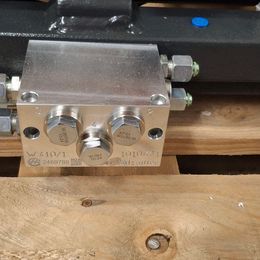 Dispositif de réglage des fourches avec déplacement latéral Bolzoni